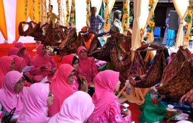 Adat naik buai dilaksanakan sebagai tanda meraikan kelahiran anak di dalam sesebuah keluarga. -fotoBERNAMA