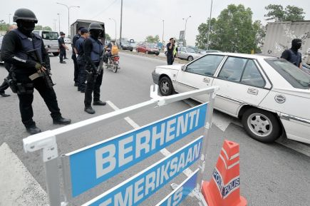 OPS CANTAS... Anggota Polis Serdang menjalankan pemeriksaan ke atas kereta yang ditahan ketika sekatan jalanraya dalam Ops Cantas di Jalan Besar Putra Permai di Kuala Lumpur pada Rabu. -Foto BERNAMA 