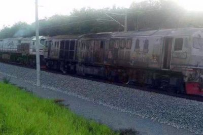 Lokomotif kereta api dalam perjalanan ke Kuala Lumpur dari Hatyai yang terbakar.