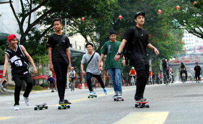 Sekumpulan remaja bermain papan selaju atau 'Skateboard' sempena 'Go Green Car Free Morning' yang dianjurkan setiap hari Ahad pada minggu pertama setiap bulan ketika tinjauan fotoBernama. Antara jalan yang ditutup selama dua jam bermula 7 pagi tadi ialah Jalan Raja Laut dan Jalan Tuanku Abdul Rahman bagi menarik orang ramai melakukan aktiviti-aktiviti riadah seperti berbasikal, berjoging dan lain-lain lagi. -fotoBERNAMA 