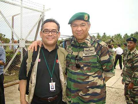 Pengarang Bersekutu mStar, Rozaid A. Rahman (kiri) bersama dengan Menteri Pertahanan, Datuk Seri Dr Ahmad Zahid Hamidi di Pulau Danawan sempena Lawatan Editor Kanan Media ke Pangkalan Hadapan Operasi (Op) Pasir di Sabah.
 