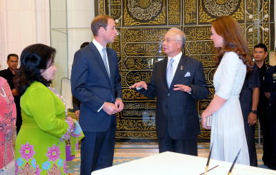 Perdana Menteri, Datuk Seri Najib Tun Razak dan isteri, Datin Seri Rosmah Mansor bersama pasangan diraja Britain, Putera William dan Kate Middleton pada majlis makan tengahari bagi meraikan pasangan Duke dan Duchess of Cambridge itu yang mengadakan lawatan selama empat hari ke Malaysia ketika di Seri Perdana, Khamis. Lawatan pasanagan diraja itu adalah bagi pihak Ratu Elizabeth II, sempena sambutan jubli intan pemerintahan baginda Ratu. -fotoBERNAMA 