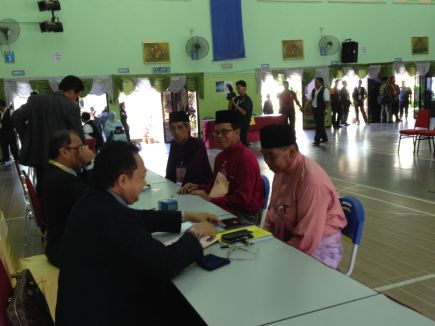 Calon BN DUN Tanjong Dawai (dua dari kanan) menyerahkan borang pencalonan.- Foto mSta Oleh: ARIFFUDDIN ISHAK
 