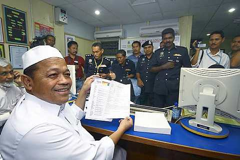 Anggota Dewan Undangan Negeri (ADUN) Tambun Tulang, Datuk Seri Shahidan Kassim (kiri) menunjukkan salinan laporan polis yang dibuatnya di Balai Polis Kangar dekat sini, hari ini. Shahidan membuat laporan polis berhubung memorandum Persatuan Peguam Syarie Malaysia (PGSM) dan kenyataan Penolong Pengarah Instituti Latihan Islam Malaysia (ILIM), Zamihan Mat Zain Al Ghani mengenai kenyataannya dalam sebuah akhbar terhadap bekas mufti Perlis, Dr Asri Zainul Abidin.-- fotoBERNAMA