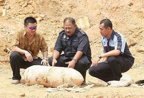 Ketua Polis Daerah Subang Jaya, ACP Zainal Rashid Abu Bakar memeriksa sebutir bom lama tahun 1945 jenis MK 1 seberat 227 kg yang dijumpai pekerja Indonesia di tapak pembinaan Taman Damai Utama Puchong di sini, hari ini. Bom tersebut akan dimusnahkan lewat petang ini. Polis mengarahkan penduduk dari Taman Puncak Jalil 7 dan enam blok Pangsapuri Enggang berpindah ke kawasan semasa kerja pemusnahan dilakukan.-Foto BERNAMA.