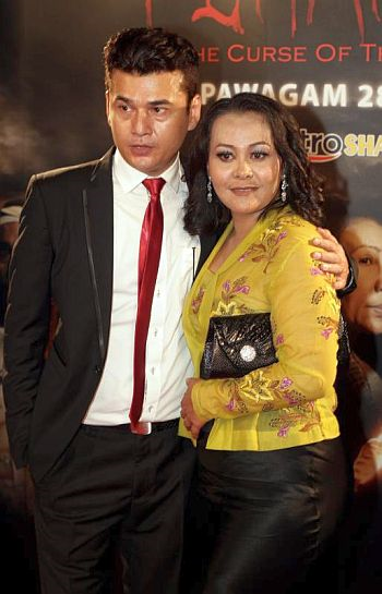 Ellie Suriati bersama suaminya, Azri Iskandar.