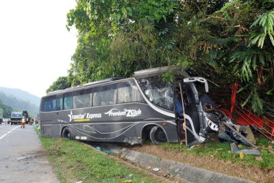 Sebuah bas ekspres terperosok selepas melanggar belakang sebuah lori dalam kemalangan maut di KM 314.3 Lebuh Raya Utara Selatan di Tapah, Jumaat. Dua maut manakala lima yang lain cedera dan kini menerima rawatan di Hospital Raja Permaisuri Bainun, Ipoh. -fotoBERNAMA