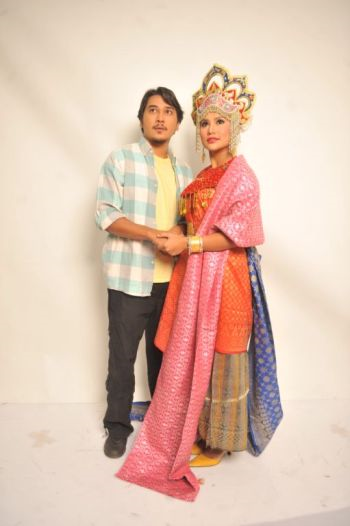 Fezrul Khan dan Elly Mazlein merupakan pelakon utama drama bersiri Ulek Mayang di TV3.