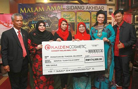 Suhaila Sharif (tiga dari kiri) menyampaikan cek berjumlah RM174,000 kepada Murtini Kasman (empat dari kiri) bersama para artis dan mereka yang terlibat dalam Malam Amal Bersama 3 Diva.
