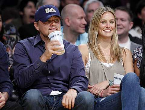 Leonardo DiCaprio duduk di gelanggang bersama teman wanitanya, Bar Refaeli yang juga model Israel ketika pasukan The Los Angeles Lakers menentang pasukan Oklahoma Thunder di Los Angeles, pada 27 April 2010. - Foto REUTERS