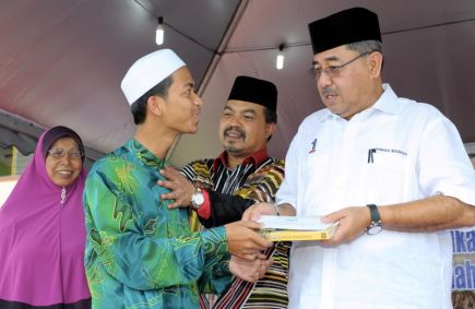 Pengerusi Badan Perhubungan Umno Kedah, Datuk Ahmad Bashah Md Hanipah (kanan) menyampaikan sumbangan Pelajar Cemerlang Sijil Pelajaran Malaysia (SPM) 2012 kepada satu-satunya pelajar lelaki Sekolah Agama Rakyat (SAR) Taufikiah Khairiah Al-Halimiah, Mohd Shahzuan Ahmad Razak (dua, kiri) pada Majlis Penyampaian Peruntukan Pembiayaan Makanan (Asrama) di SAR Khairiah, Pedu baru-baru ini.
Turut hadir Menteri di Jabatan Perdana Menteri, Datuk Seri Jamil Khir Baharom (dua, kanan) dan Pengetua Sekolah Menengah Agama Al-Khariah, Zalihah Ibrahim (kiri).
--fotoBERNAMA