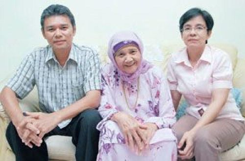 Allahyarham Raja Hamidah bersama anak keenam, Mohd. Nor dan isterinya, Kamisah Ibrahim di rumahnya di Kampung Klang Gate Hulu Kelang dekat sini pada 2009.