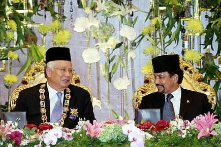 Sultan Brunei Sultan Hassanal Bolkiah beramah mesra dengan Perdana Menteri Datuk Seri Mohd Najib Tun Abdul Razak ketika majlis santapan tengah hari selepas istiadat penganugerahan Darjah Kerabat Laila Utama Yang Dihormati (D.K) yang membawa gelaran Dato Laila Utama kepada Najib di Istana Nurul Iman di sini, hari ini. Anugerah itu hanya dikurnaikan kepada kerabat diraja atau ketua kerajaan berdasarkan hubungan dua hala yang rapat.-Foto BERNAMA. 