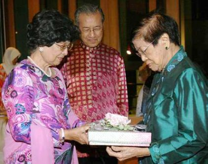 DR. SITI Hasmah Mohd Ali (kiri) menyampaikan cenderamata kepada Dr. Salma Ismail dengan diperhatikan oleh Dr. Mahathir Mohamad. - foto The Star oleh MOHD SAHAR MISNI   