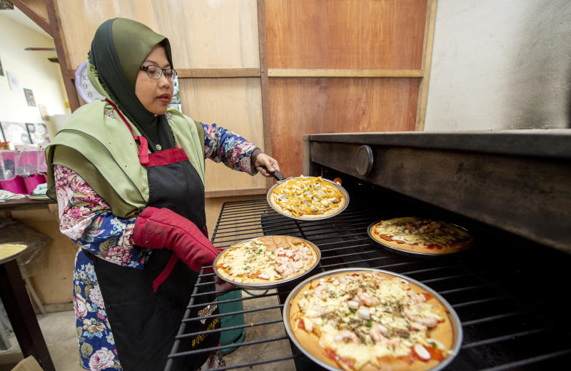 Keju meleleh pizza 'jangok' Mek Ani bikin tak keruan Selera mStar