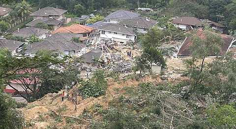 PEMANDANGAN kawasan tanah runtuh Bukit Antarabangsa, Hulu Klang dekat Kuala Lumpur. - foto The Star oleh ABDUL RAHMAN SENIN  