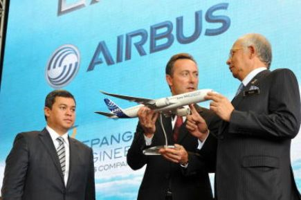 PESAWAT A350...Perdana Menteri, Datuk Seri Najib Tun Razak bersama Presiden dan CEO Airbus, Fabrice Bregier serta Pengasas merangkap Pengarah SAE, Datuk Syed Budriz Putra semasa Pelancaran SAE Regional MRO Center Sepang Aircraft Engineering di KLIA, Sepang, Rabu. SAE dan dan EADS (France) telah beroperasi menyelenggara pesawat Airbus Air Asia dengan kepakaran tempatan. -fotoBERNAMA