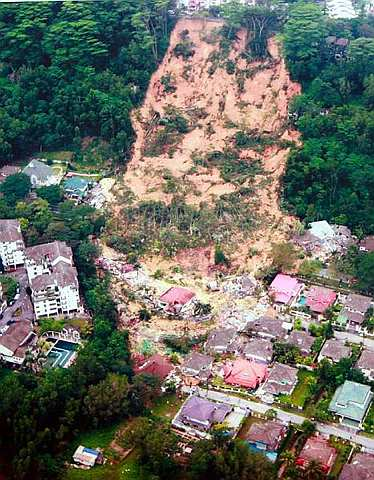 KUASA ALAM... Permandangan udara memperlihatkan runtuhan tanah yang meranapkan beberapa buah banglo di Bukit Antarabangsa hari ini. Kejadian tanah runtuh pada pukul 4 pagi semalam mengorbankan empat nyawa dan meranapkan 14 buah banglo di dua taman perumahan iaitu Taman Bukit Mewah dan Taman Bukit Utama. - fotoBERNAMA