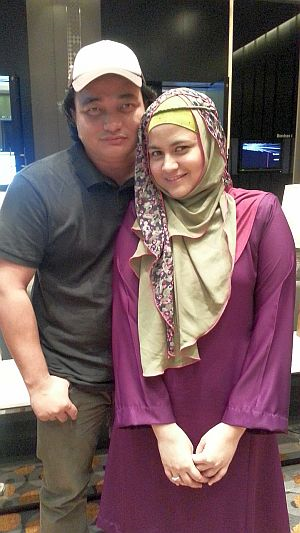 Ana Raffali (kanan) bersama suaminya Ahmad Aznaim.