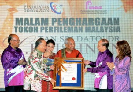 Rais Yatim (dua kanan) menyampaikan sijil penghargaan kepada Dr L. Krishnan. Foto BERNAMA