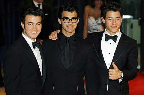 The Jonas Brothers, Kevin, Joe dan Nick menghadiri The 2010 White House Correspondents' Dinner di Washington Hilton pada 1 Mei 2010, di Washington. - Foto AP