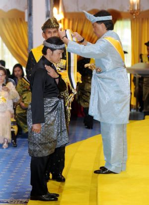 Jamal Abdillah menerima Darjah Indera Mahkota Pahang (DIMP) pada Khamis di Majlis Istiadat Pengurniaan Darjah Kebesaran Negeri Pahang di Balairung Seri, Istana Abu Bakar, Pekan, Pahang. 