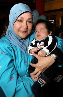 Ziela dan anak angkatnya Ibrahim Junid yang baru berusia dua bulan. - Foto oleh AHMAD IZZRAFIQ ALIAS 