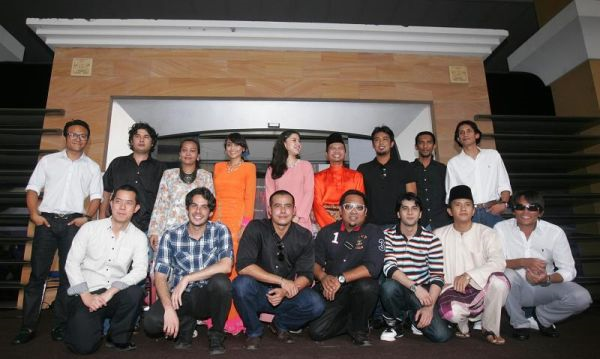 Antra artis dan pengarah filem yang hadir pada pelancaran Filem 2012 Grand Brilliance yang diadakan di Sri Pentas pada Rabu. 