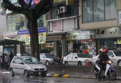 Beberapa kedai di Jalan Pasar, Kuala Lumpur menjual kamera intip dalam pelbagai bentuk seperti penyangkut baju dan kunci kereta.