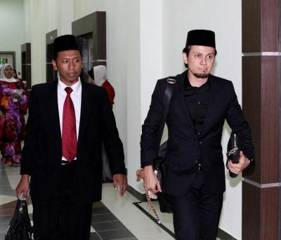 Jimmy (kanan) bersama peguamnya hadir meneruskan prosiding tuntutan nusyuz dan kembali taat terhadap isterinya di Mahkamah Rendah Syariah Shah Alam, Isnin.