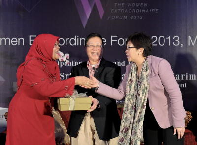 Menteri Pembangunan Wanita, Keluarga dan Masyarakat, Datuk Seri Rohani Abdul Karim (kiri) menerima cenderahati daripada Pengerusi Penganjur Forum 