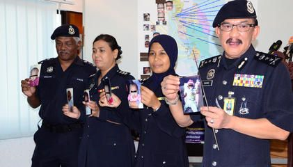 Polis menunjukkan gambar bayi yang berjaya diselamatkan dalam Operasi Pintas Sayang 2, malam Khamis.