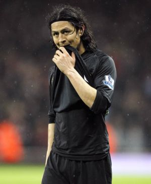 Pemain Wigan, Roger Espinoza kecewa selepas pasukannya tewas kepada Arsenal skaligus tersingkir dalam aksi EPL muim depan.