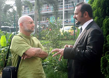 Raja Petra (kiri) berbual-bual dengan peguam Gobind Singh Deo di luar Mahkamah Tinggi, di sini hari ini.-- fotoSINCHEW