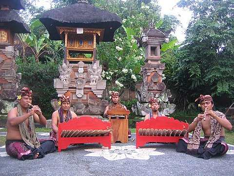 IRAMA MAGIS: Kumpulan gamelan dari Bali, 'Sekaa Jaya Jenggala' dijangka menghiburkan para pengunjung RWMF dengan irama merdu dan tenang. - foto STB
 
 