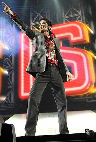 Raja Pop Michael Jackson berlatih dalam satu raptai di The Staples Center, Los Angeles pada 23 Jun 2009. -foto AP