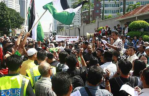 Suasana perhimpunan selepas memorandum diserahkan kepada pihak kedutaan AS. 
