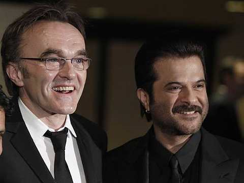 Aktor Bollywood Anil Kapoor bergambar dengan pengarah 'Slumdog Millionaire' David Boyle sejkurus setelah kemenangan filem itu.