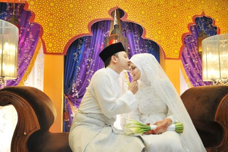 Nurul sah menjadi isteri kepada Raja Amir.