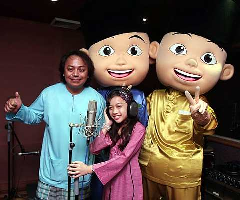 Upin&Ipin bersama adik Asyiela Putri Azhar dan Rosmin Hasnim. Foto FAIHAN GHANI   