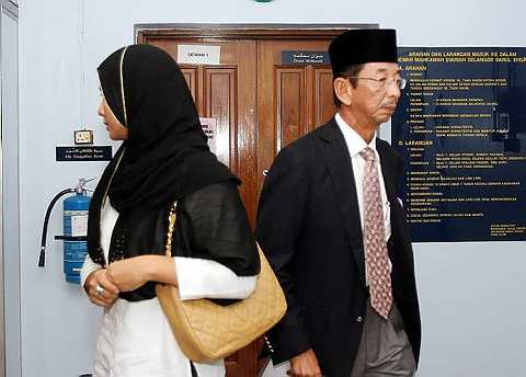 NK dan Datuk Hashimuddin ketika di Mahkamah Rendah Syariah Petaling Jaya hari ini -foto The Star oleh SAM THAM