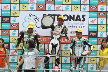 Azlan (tengah) menguasai Pusingan 1 ARRC kategori SuperSports 600c di Litar Antarabangsa Sepang,Ahad. 