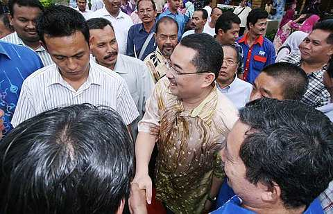 DATUK Wan Ahmad Farid Wan Salleh (tengah) diberikan ucapan tahniah oleh penyokongnya selepas diumumkan sebagai calon Barisan Nasional untuk pilihan raya kecil Parlimen Kuala Terengganu semalam. - fotoBERNAMA
