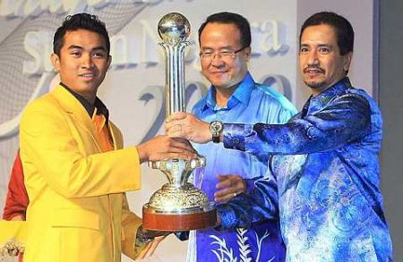 Yang di-Pertuan Agong Tuanku Mizan Zainal Abidin berkenan menyampaikan hadiah utama Anugerah Sukan Negara 2009 kepada Mohd Azizulhasni Awang. - Foto THE STAR Oleh DARRAN TAN