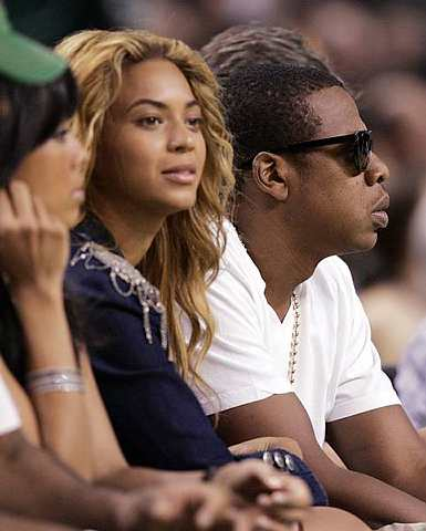 Penyanyi, Jay-Z dan Beyonce Knowles menyaksikan The Boston Celtics berlawan dengan The Cleveland Cavaliers semasa perlawanan NBA di Boston, pada 7 Mei, 2010. - Foto REUTERS