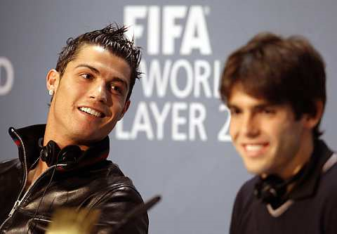 Cristiano Ronaldo (kiri) duduk di sebelah pemain Brazil, Kaka semasa sidang akhbar majlis anugerah The FIFA World Player Gala 2007 di Zurich. - foto AFP