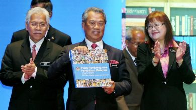 Muhyiddin menunjukkan buku Pelan Pembangunan Pendidikan Malaysia 2013-2025 selepas melancarkan pelan pendidikan itu di Pusat Konvensyen Kuala Lumpur (KLCC) pada Jumaat. Turut hadir Menteri Pelajaran dan Pengajian Tinggi II Datuk Seri Idris Jusoh (kiri) dan Timbalannya Datuk Mary Yap Kain Ching.-fotoBERNAMA