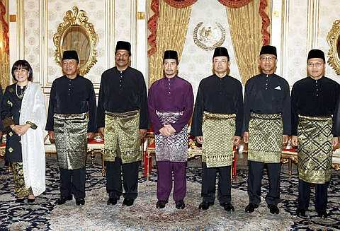 KUALA LUMPUR: Yang di-Pertuan Agong Tuanku Mizan Zainal Abidin bergambar bersama Ketua-ketua Perwakilan Malaysia ke Luar Negara selepas menyampaikan surat watikah perlantikan Duta Besar Malaysia ke Switzerland, Datuk Ho May Yong (kiri) , Duta Besar Malaysia ke Perancis, Jen (B) Tan Sri Dr Abdul Aziz Zainal (dua dari kiri), Pesuruhjaya Tinggi Malaysia ke Britain dan Ireland Utara, Datuk Zakaria Sulong (dua dari kanan) dan Duta Besar Malaysia ke Austria, Datuk Muhammad Shahrul Ikram Yaakob (kanan) di Istana Negera di sini hari ini. Turut kelihatan Timbalan Menteri Luar A.Kohilan Pilay (tiga dari kiri) dan Timbalan Ketua Setiausaha I Kementerian Luar, Datuk Mohd Radzi Abdul Rahman (tiga dari kanan). - Foto BERNAMA
 
 