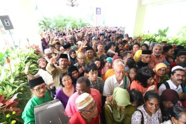 Sebahagian daripada ribuan pengunjung yang menghadiri rumah terbuka hari raya di kediaman rasmi Perdana Menteri di Seri Perdana, Putrajaya. Foto THE STAR / RAYMOND OOI