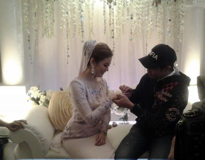 Fizz Fairuz menyarungkan cincin di jari manis wanita yang dikatakan tunangnya pada Ahad lalu.